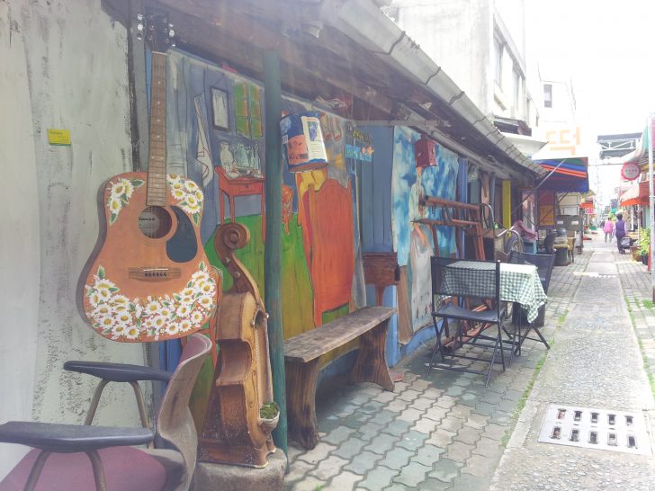 ▲ 방천시장 골목에는 고 김광석을 추억하게 하는 벽화와 다양한 볼거리들로 관광객을 반긴다.