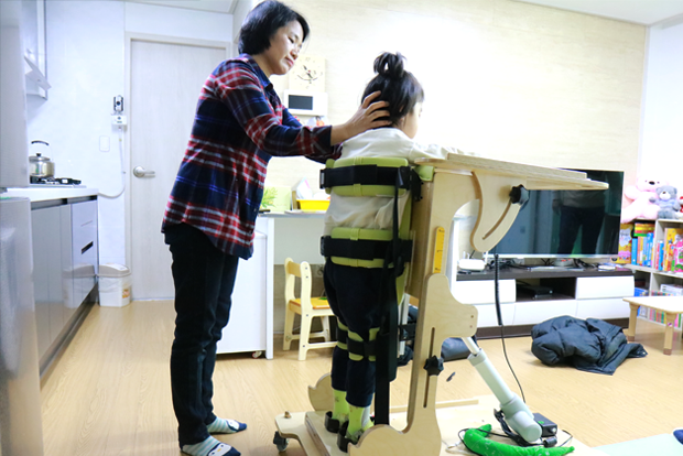 누워만 지내던 아라에게 서는 경험을 하게 해준 프론스텐더 (Prone Stander, 기립훈련기) 