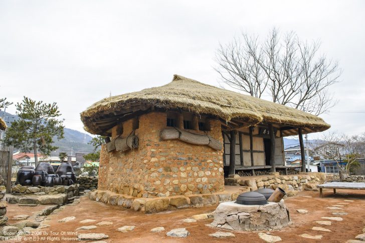 ▲ 강진읍 동문 밖의 주막(왼쪽), 다산을 도와준 주모와 딸의 동상(오른쪽) (출처 : blog.daum.net/sunny38/11776524,  www.ohmynews.com/nws_web/view/at_pg.aspx?N_CD=A0001363160)