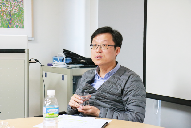 언론 활용 방안에 대해 강연하고 있는 정재권 한겨레 선임기자