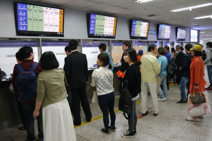 ▲ 강남고속버스터미널 매표소 앞. 연휴를 맞아 여행을 떠나려는 사람들의 줄이 길게 이어져 있었다.