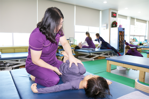 물리치료를 통해 굳은 몸을 풀고 있는 준호