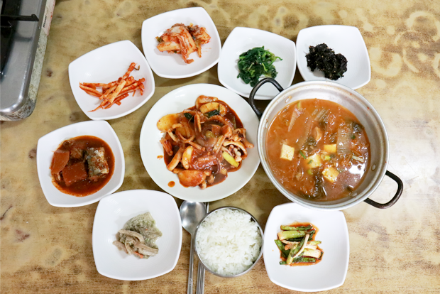 다래식당에서 맛볼 수 있는 정성 가득한 김치찌개, 오징어볶음, 갖가지 반찬