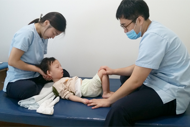 ▲ ㈜카카오 임직원이 자발적으로 조성한 기부 펀드 ‘다가치펀드’로 지원되고 있는 장애어린이 재활치료. (푸르메재단 DB)