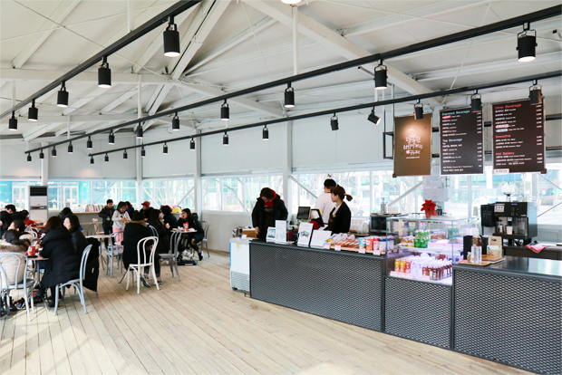 스케이트장 이용객으로 붐비는 행복한베이커리&카페 내부