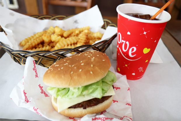 ▲ 갖은 야채와 치즈, 방금 구운 패티가 들어간 불고기버거 세트.