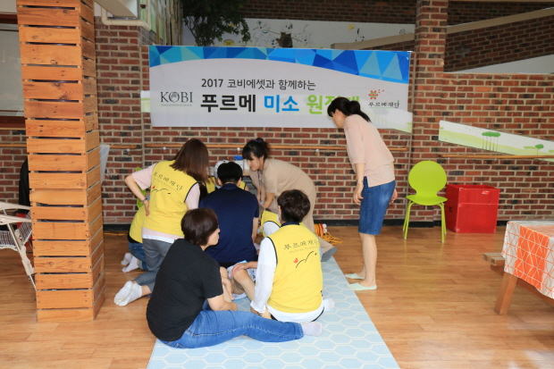 스케일링을 실시하고 있는 봉사자들