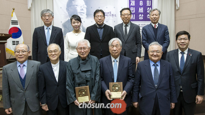 앞줄 왼쪽부터 이세중 변호사, 강지원 민세안재홍선생기념사업회 회장, 수상자인 김성수 성공회 주교와 진덕규 이화여대 명예교수, 신용하 서울대 명예교수, 공재광 평택시장, 뒷줄 왼쪽부터 김태익 조선일보 논설위원, 김향순 민세안재홍선생기념사업회 부회장, 민세 손자인 안영운·안영진·안영돈씨. /김지호 기자