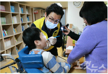 푸르메재단 나눔치과 백한승 원장이 경기도 김포 해맑은마음터에서 중증장애인을 치료하고 있다. 사진제공 푸르메재단