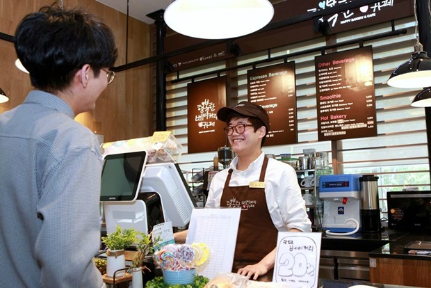 행복한 베이커리&카페 상암점에서 근무하고 있는 지적장애 1급 윤장호(24)씨. [SPC그룹 제공]