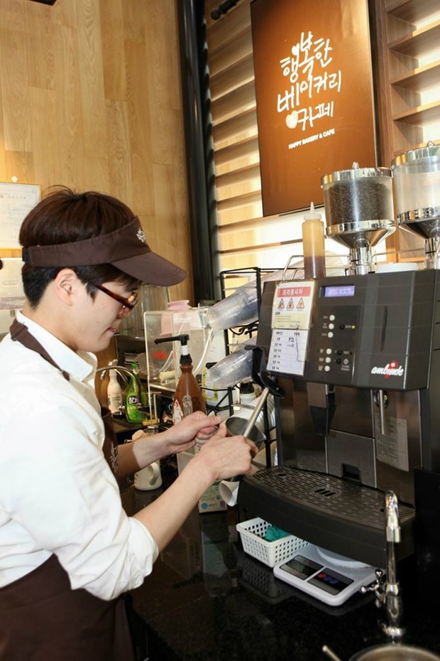 행복한 베이커리&카페 상암점에서 근무하고 있는 지적장애 1급 윤장호(24)씨. [SPC그룹 제공]