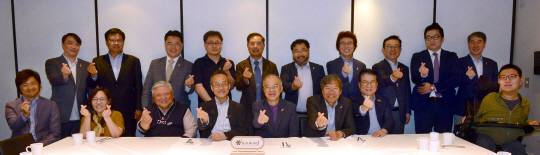 ▲ 16일 오전 서울 중구 정동의 한 한식당에서 열린 ‘제11회 더미라클스 조찬모임’에서 강지원(앞줄 왼쪽 다섯 번째) 푸르메재단 이사장과 회원들이 손가락으로 하트 표시를 하며 기념 촬영을 하고 있다. 신창섭 기자