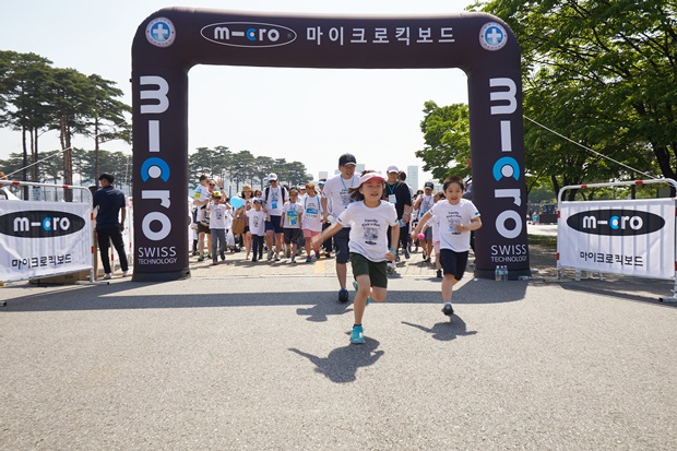 마이크로킥보드 출발 소리와 함께 뛰어나가는 아이들.