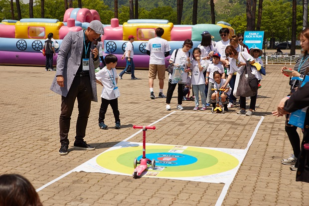 킥보드로 즐기는 컬링.