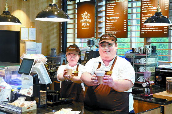 행복한 베이커리 서울도서관점에서 일하는 서진욱씨가 주문을 받고 있다. [강정현 기자]