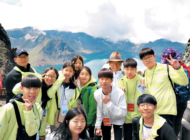 지난달 29일 백두산 북쪽 코스를 타고 천지(天池)에 오른 엄홍길 대장과 아이들의 모습. ‘백 번 오르면 두 번 천지를 볼 수 있다’고 하는데, 이날은 날씨가 맑아 투명한 천지의 모습을 볼 수 있었다. 엄 대장은 “포기하지 않는 자만이 성취할 수 있다”며 격려했고, 아이들은 “이 가슴 벅찬 광경을 잊지 않겠다”며 마음을 다잡았다. 푸르메재단 제공.