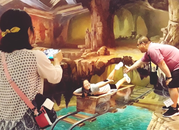 둘째 날, <박물관은 살아있다>에서 즐거워하는 가족들.