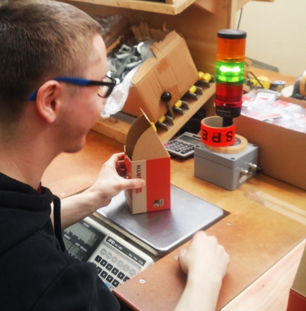 적정 무게를 올리면 녹색등이 들어오고 무게가 부족하면 주황등, 초과하면 빨간등이 들어오는 저울. 