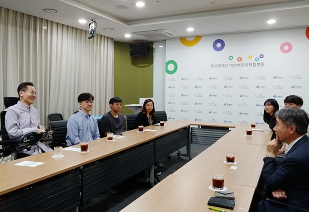 펀딩 프로젝트의 소감을 이야기 하고 있는 탁용준 화백과 한양대학교 ‘패시지’ 학생들.