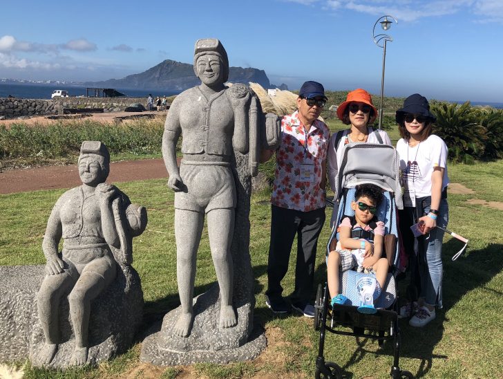 제주도 여행에서 행복한 시간을 보낸 현준이네 가족.