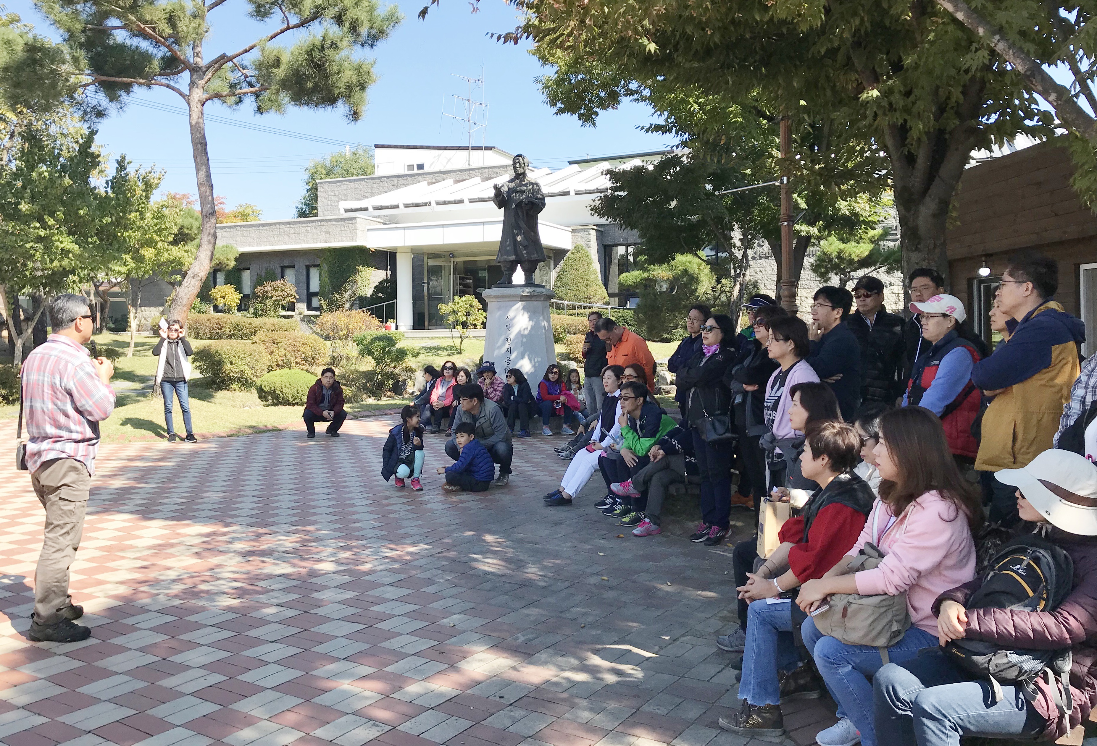 정지용 문학관에 관하여 설명 중인 한익종 회장.