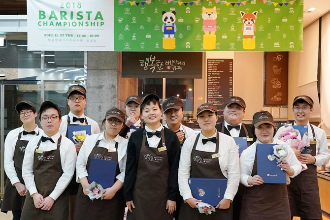 지난 22일 `행복한 베이커리&카페`종로점에서 열린 바리스타 대회에서 참가 선수들이 기념사진을 촬영하고 있다. 올해 우승자는 창작음료 부문 김윤우 바리스타(오른쪽에서 세 번 째), 라떼아트 기술 부문 이세민 바리스타(왼쪽에서 세 번 째) 다. [사진제공 = SPC그룹]