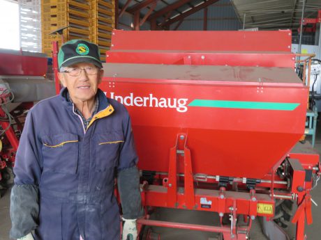 은퇴한 영농지도사들이 서포터로 나서 작업의 지도나 농약 살포 등을 지원한다.