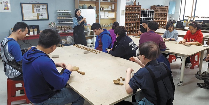 엔젤스헤이븐 내 도예공방인 ‘지노도예학교’에서 작업 중인 시설 장애인들. 엔젤스헤이븐 내 도예공방인 ‘지노도예학교’에서 작업 중인 시설 장애인들./엔젤스헤이븐 제공