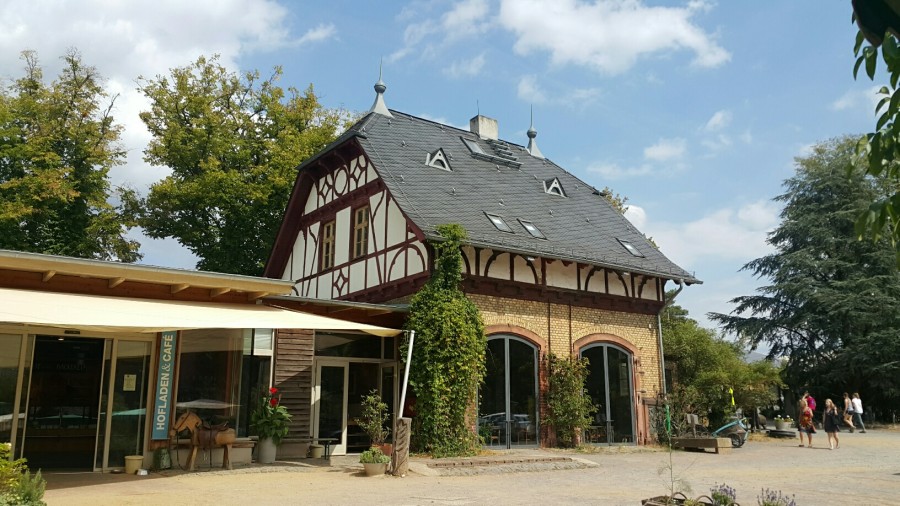 독일 오버펠트 농장 카페와 직판장 외관.