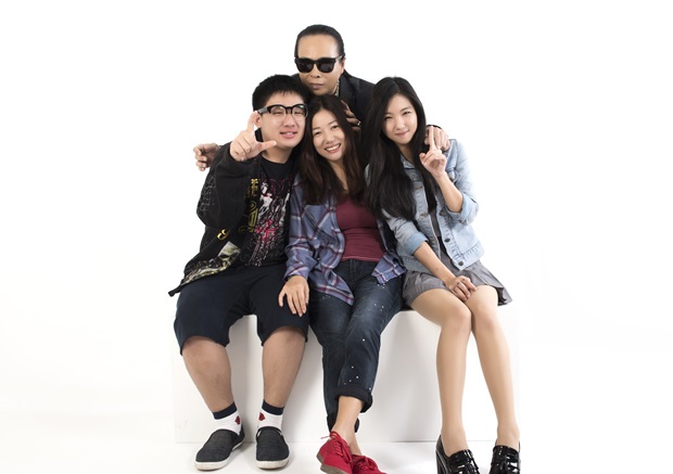 '부활' 리더 김태원 씨와 아들 우현 씨 등 가족과 즐거운 한때를 보내고 있다. 사진=김태원 씨 제공