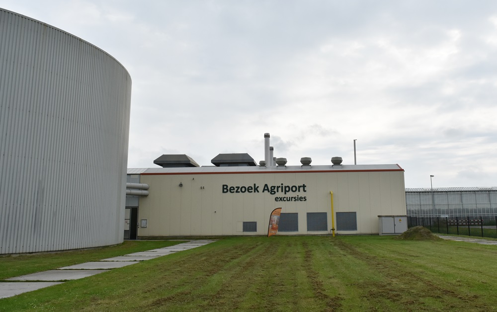 베쥬크 농장은 에너지 생산시설과 양액저수조, 첨단 유리온실로 이루어져 있다.