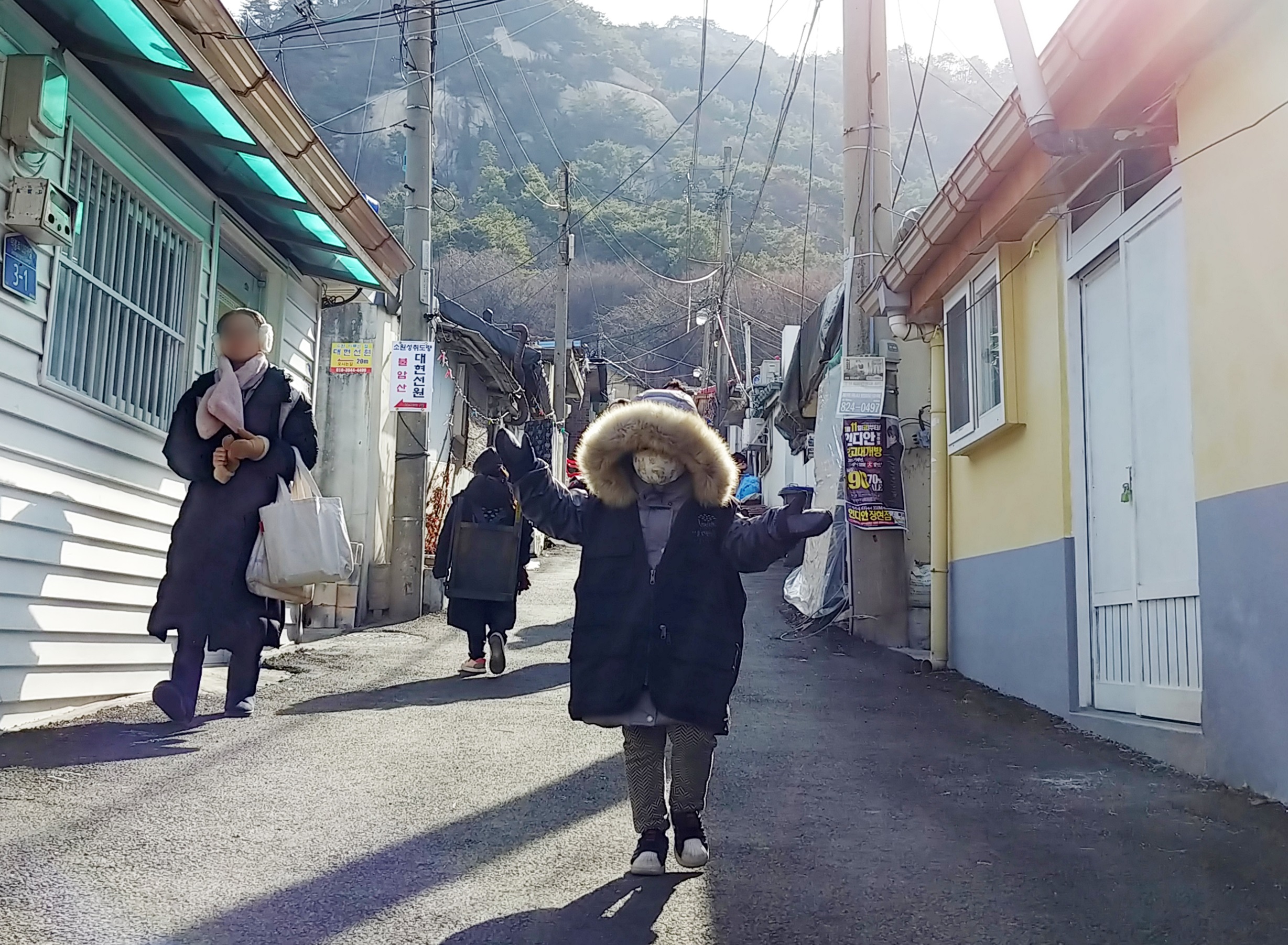연탄 나눔을 마친 후 신나서 내려오는 아이.