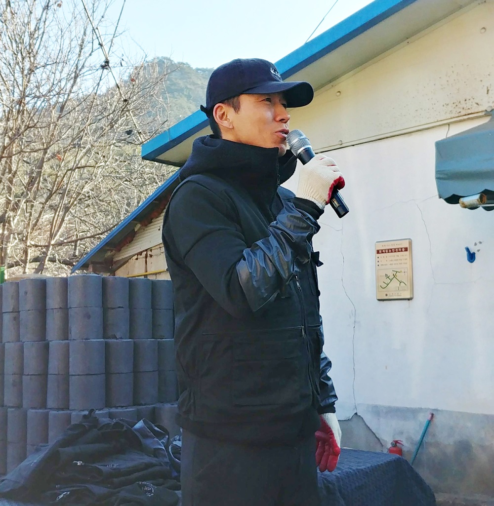 푸르메재단 기부자들을 반갑게 맞이하는 션 홍보대사