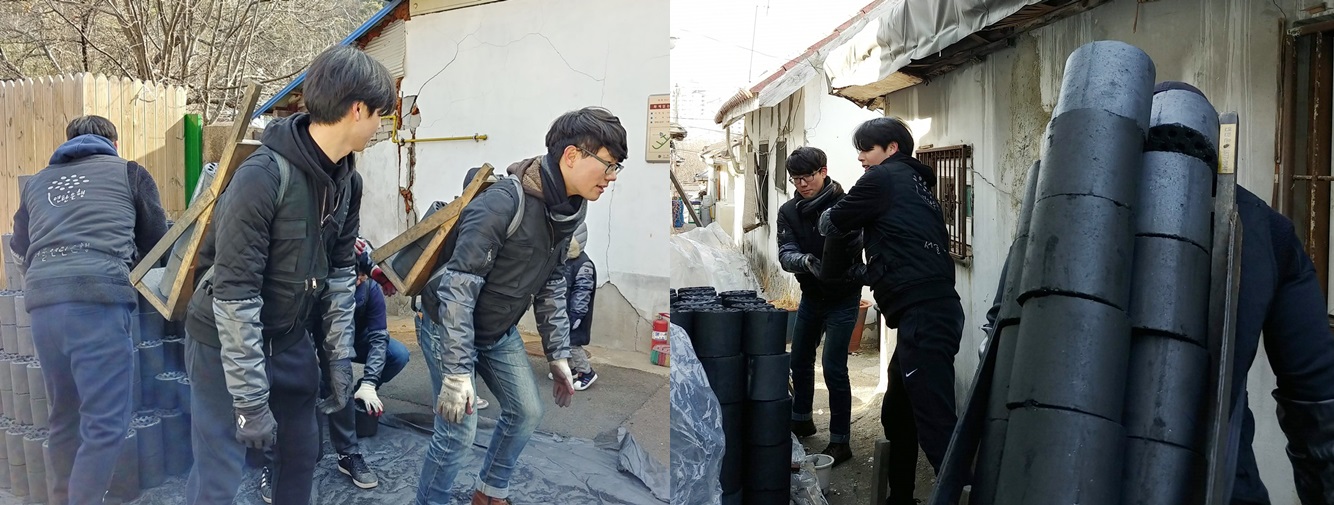 조심스럽게 연탄을 쌓아 운반하는 기부자들.