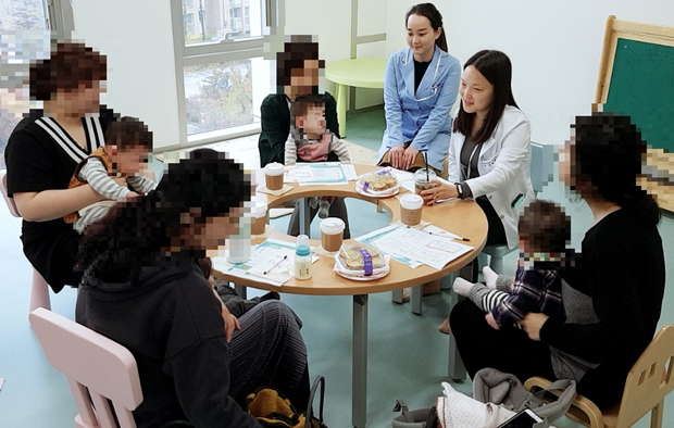 전문가와 이른둥이 보호자들이 한 자리에 모여 소통하는 자조모임. 