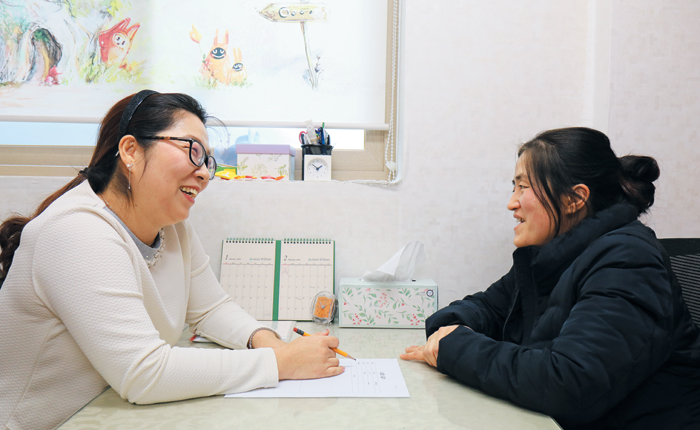 심리 치료를 받고 있는 이미선씨(오른쪽). 푸르메재단과 하나금융나눔재단, 조선일보 더나은미래는 지난 2017년 ‘장애아동 부모 심리 상담치료 지원사업’을 공동 기획했다. /푸르메재단 제공