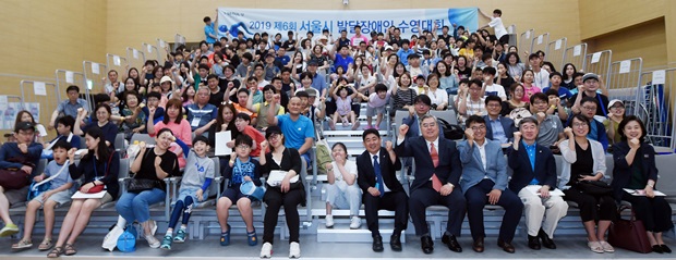 서울시 발달장애인 수영대회 개회식에 참가한 선수와 관계자들 (출처: 아시아투데이)