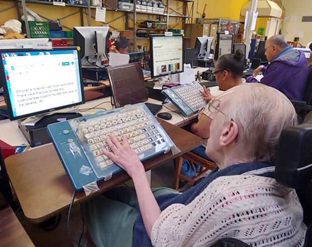 특수 키보드로 일하는 모습