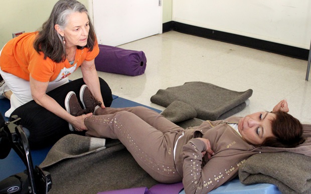 어빌리티 나우에서 일하는 장애인들이 마사지를 받고 있다.
