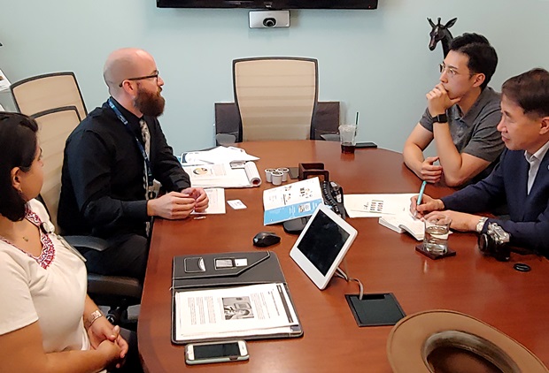 재단 사무실에서 인터뷰하는 모습