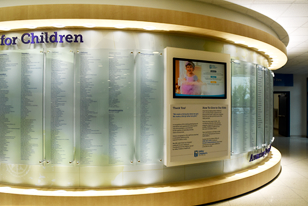 병원로비에 있는 기부벽