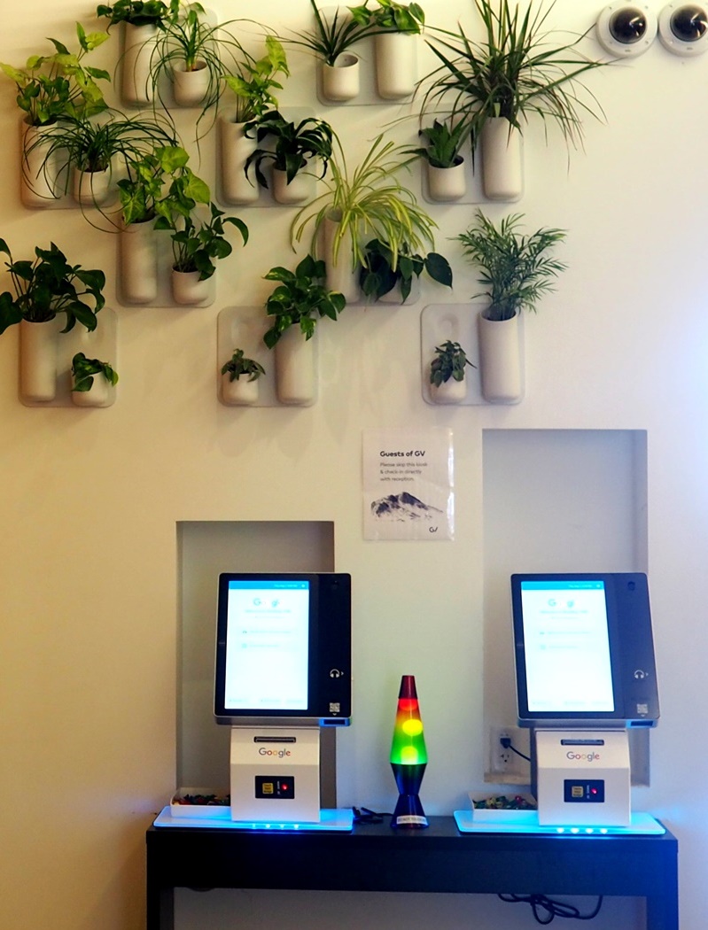 로비에 있는 키오스크와 화분