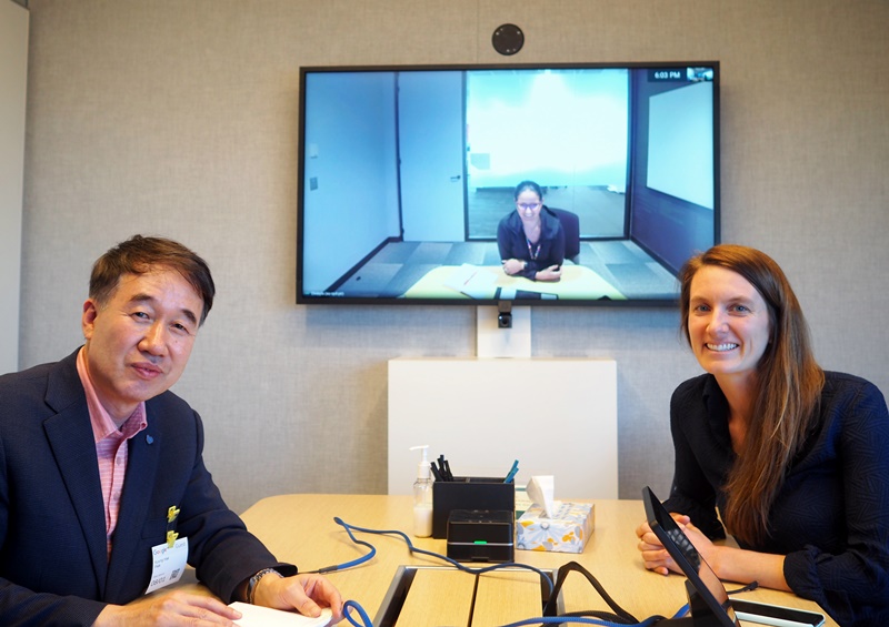 인터뷰 모습. 오른쪽은 전략팀 로빈 스펜서 씨, 화면은 아시아태평양지역 담당 마리아 라릭 씨.