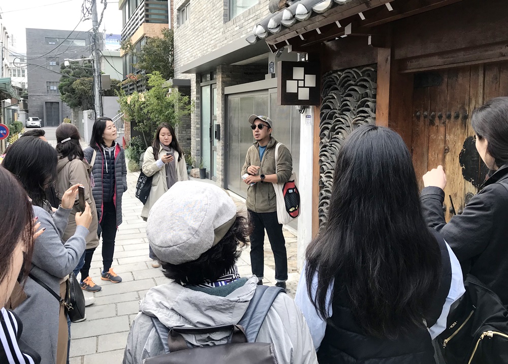 서촌의 골목이 간직한 이야기를 들려주는 설재우 기부자.