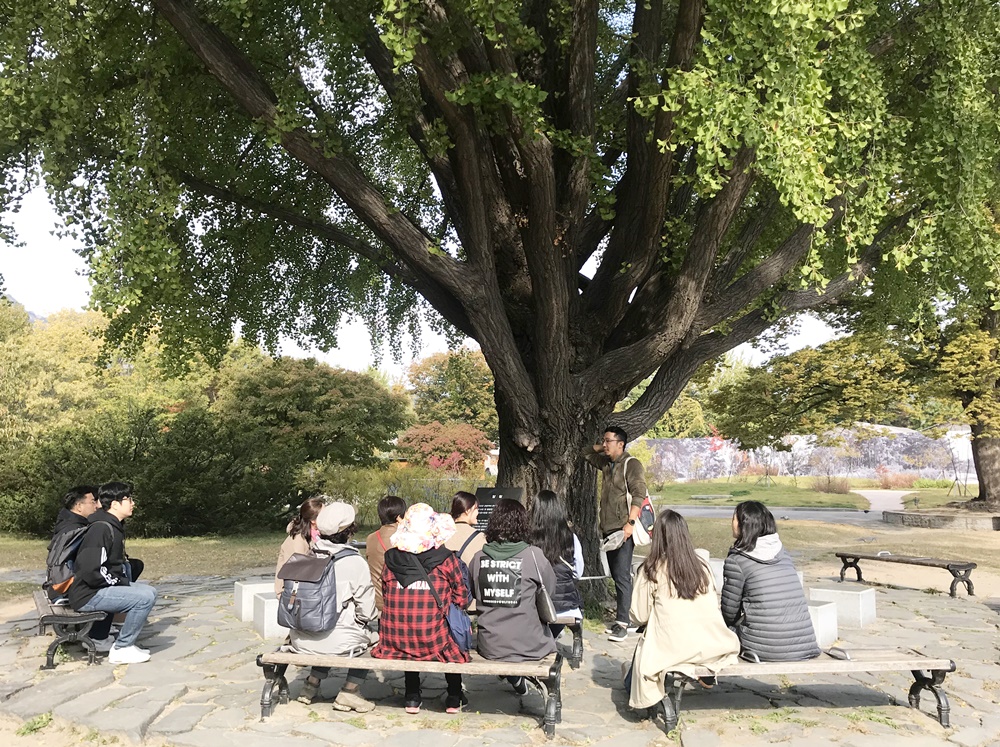 과거와 현재가 공존하는 서촌여행에 함께한 기부자들.