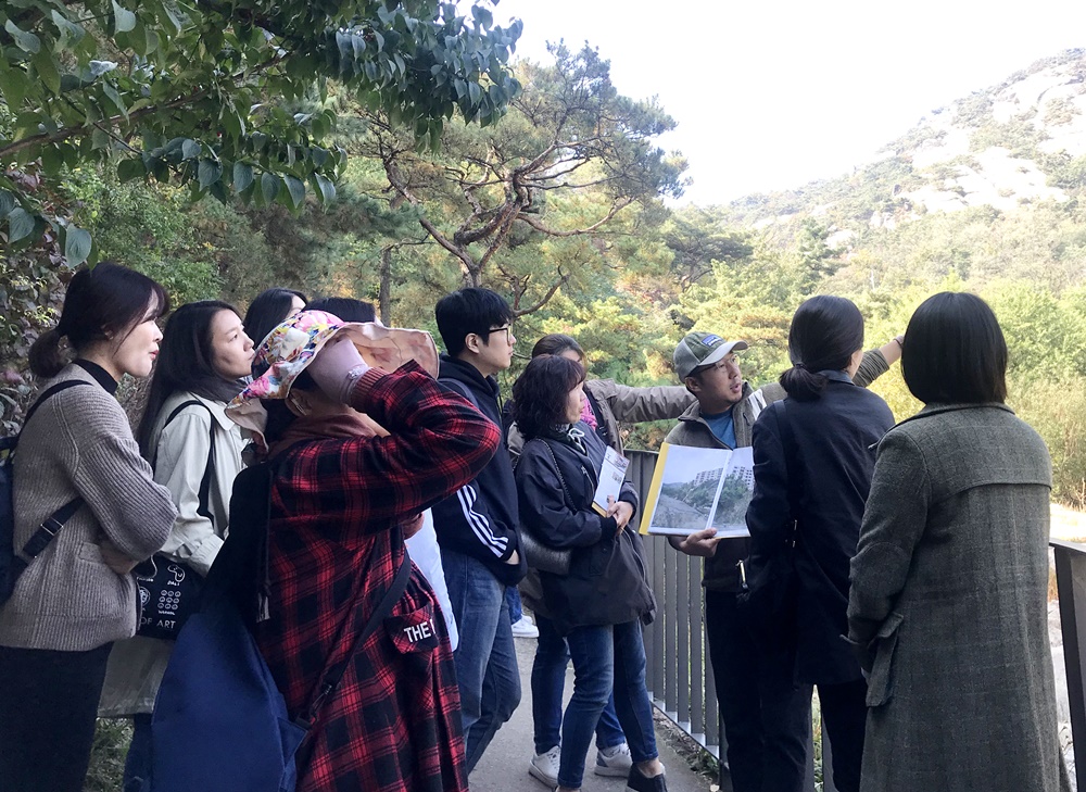 설재우 기부자의 설명과 함께 서촌의 아름다운 자연을 즐기는 기부자들.