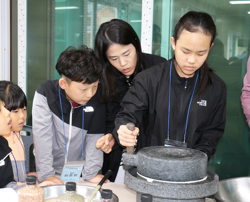 순두부를 만들기 위해 멧돌을 움직이는 아이들.