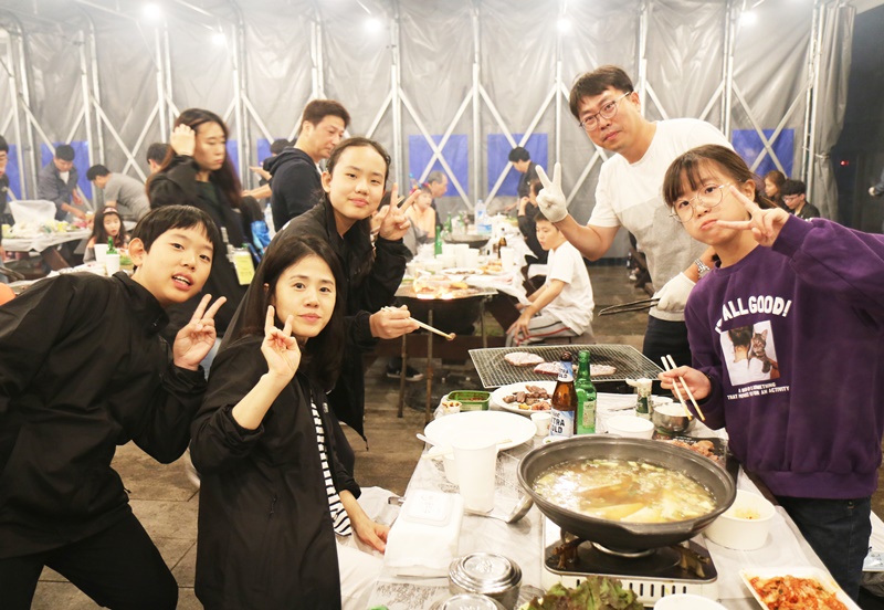 바베큐 파티에서 짝꿍 가족과 함께