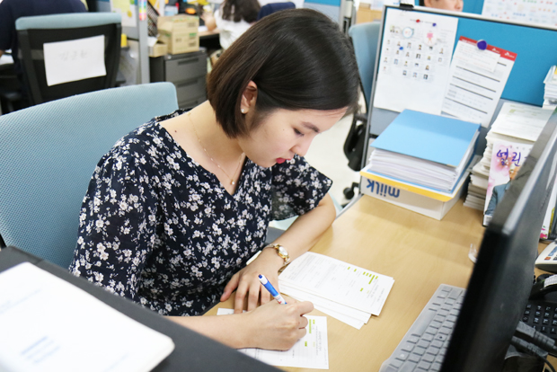 ▲ 푸르메재단의 신규 기부자들이 작성한 기부신청서를 꼼꼼히 정리하고 있는 모습.
