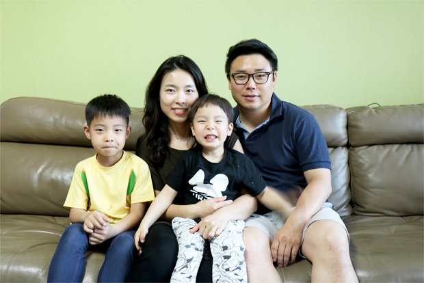 ▲ 2012년부터 어린이재활병원 건립을 위해 나눔을 실천하는 김민우·김민재 가족.